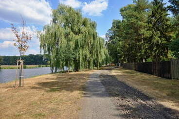 Ścieżka biegnąca wzdł&euro;ż rzeki